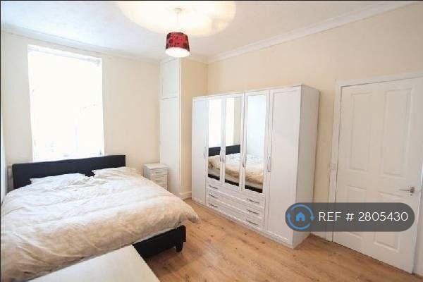 1 bedroom in a house share to rent - Photo 1