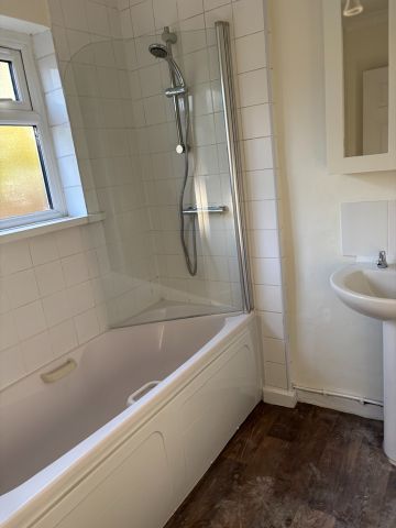 1 Bed Flat, Bassingham Road, SW18 - Photo 4