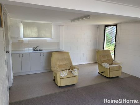 Spacious Family Home in a Quiet Cul-de-Sac! - Photo 2