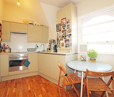 Modern second floor apartment located moments away from Portslade station. Offered to let part furnished. Available 9th July 2024. - Photo 1