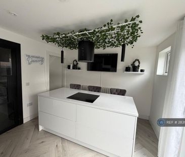 2 bedroom semi-detached house to rent - Photo 5