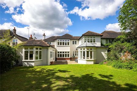 SHORT LET: An exceptional detached six bedroom house recently remodelled and refurbished by the existing owners to create a superb family home. - Photo 3