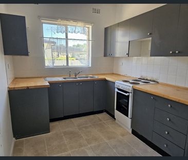 LOVELY FAMILY HOME - Photo 3