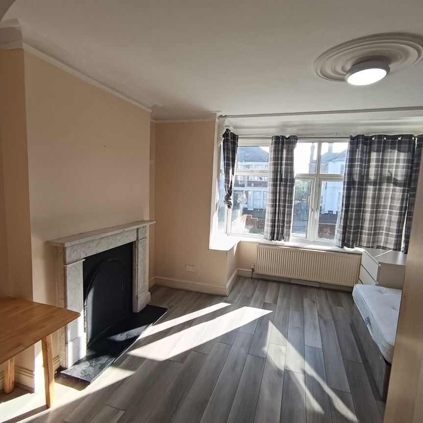 Studio Flat, Stanstead Road, SE23 - Photo 1