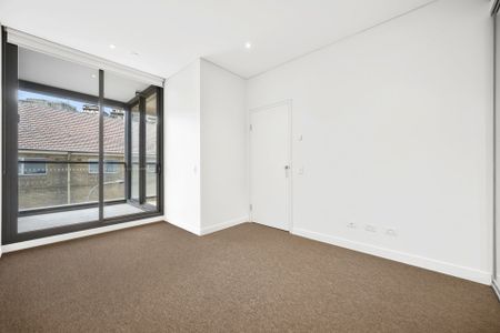 Executive Designer Apartment ** Available Now ** - Photo 4