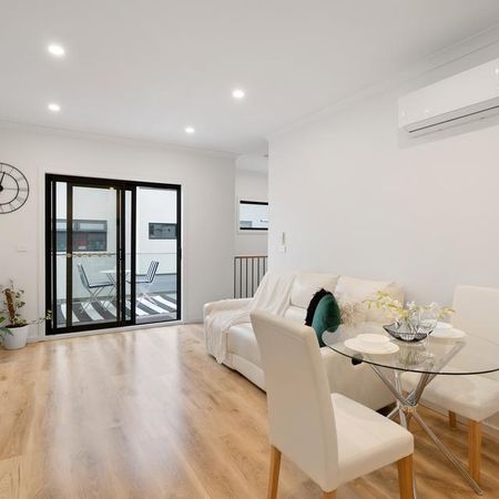 Contemporary allure with convenient locale - Photo 2