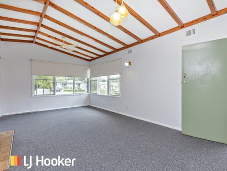 Spacious Three Bedroom Home with High Ceilings - Photo 3