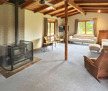 WOODEND – RUSTIC CHARM, THREE BEDROOMS, ONE BATHROOM, LARGE SECTION... - Photo 2