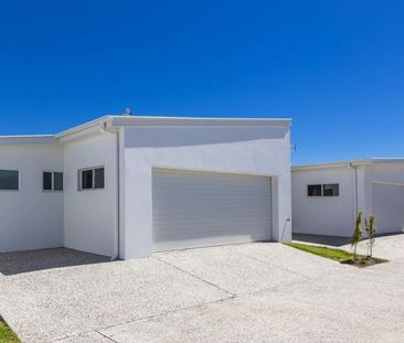 Caloundra's Stunning Family Home - Photo 1