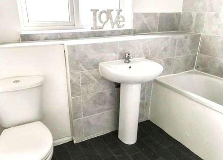 Lytham Gardens, Nottingham, NG5 - Photo 3