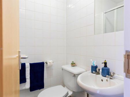 1 bedroom in a flat share to rent - Photo 2