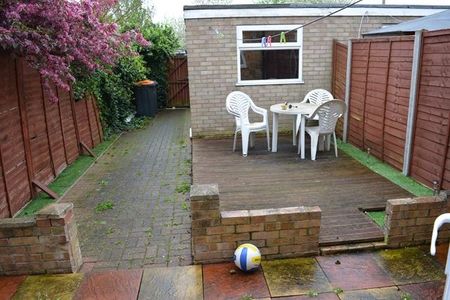 3 bedroom terraced house to rent - Photo 2