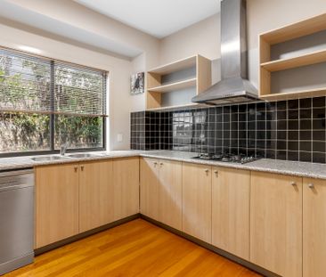 Leafy Bardon Boutique Townhouse Retreat - Photo 4