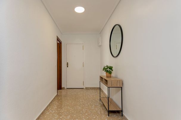 &nbsp;Spacious Double Room in Valencia - Photo 1