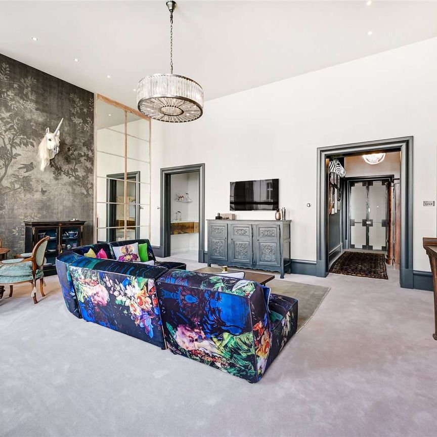 An immaculately presented interior designed one bedroom 1st floor apartment with rarely found private terrace and 4.2m high reception ceilings. - Photo 1