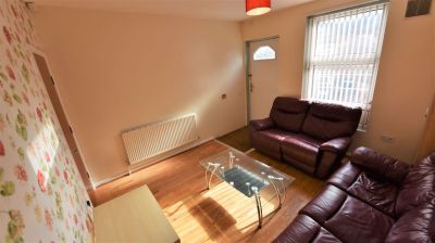 5 bedroom House in Burley Lodge Road, Leeds - Photo 1
