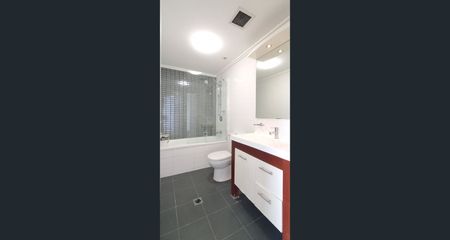 STUNNING 2 BEDROOM APARTMENT IN EXCELLENT LOCATION! - Photo 5