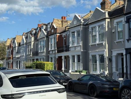 Loft double bedroom with private bathroom on its own floor, in Fulham. Short walk to the tube - direct access to West End and City. - Photo 2