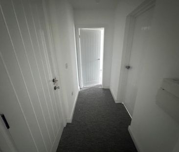 1 bed Flat - To Let - Photo 2