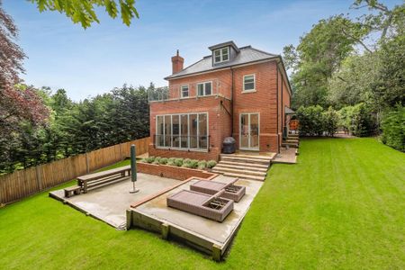 Available to let is this family home within a short walk of Ascot High Street - Photo 4