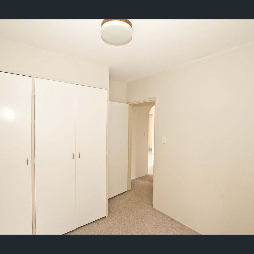 2 BEDROOM UNIT WALKING DISTANCE TO SHOPS ! - Photo 1