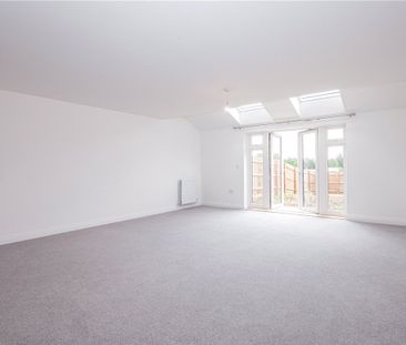 Moden three bedroom house with garden, garage and driveway parking. - Photo 2
