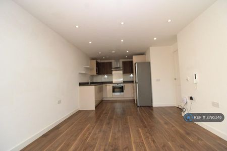 1 bedroom in a flat share to rent - Photo 4