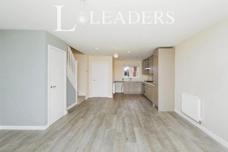 3 bedroom semi-detached house to rent - Photo 3