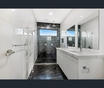 LUXURY LIVING IN PRIME LOCALE - Photo 5