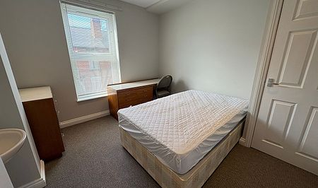 4-Bed Student Property in a Great Area - Photo 4