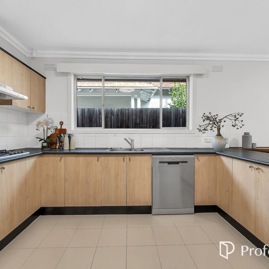 Comfortable Living in Hawthorn with Endless Options! - Photo 1