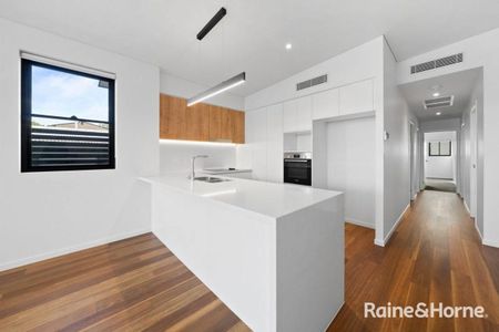 Top-Floor Luxury Unit with Ducted Air Conditioning - Photo 3