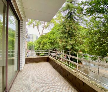 Conveniently located Two Bedroom Apartment - Photo 6