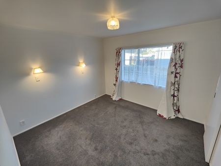 Well presented home in convenient location - Photo 2