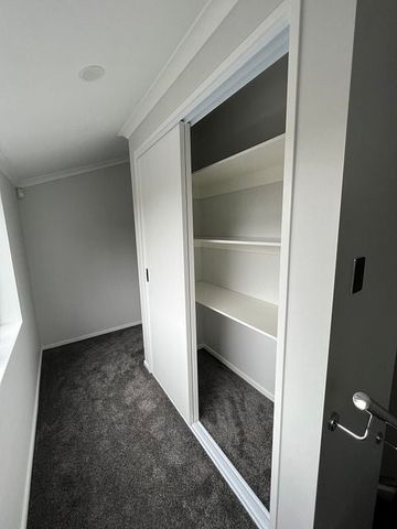 Charming 4BR Townhouse in Papatoetoe - Photo 2