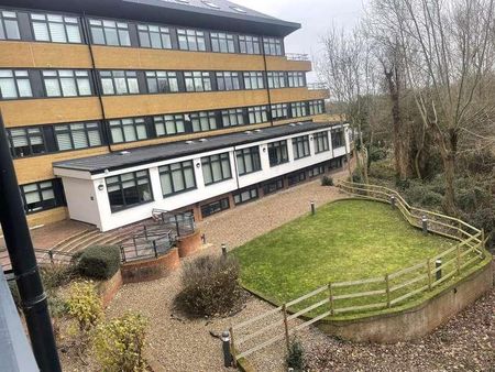 London Road, Staines-upon-thames, TW18 - Photo 5