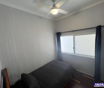Lovely 3 Bedroom 2 Bathroom Furnished Home - Photo 4