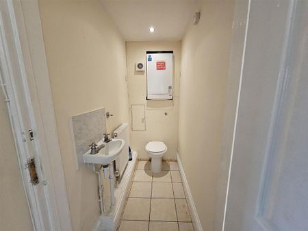 4 bedroom semi-detached house to rent - Photo 5