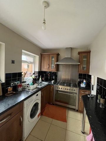 Room in a Shared Flat, Romford Road, E7 - Photo 3