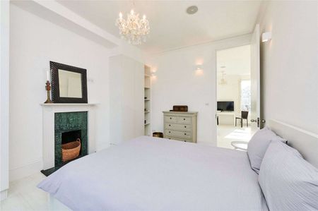 SHORT LET - One bedroom apartment set only 100 meters from Little Venice Canal in a period white stucco building - Photo 3