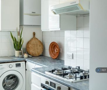 1 bedroom in a flat share to rent - Photo 4