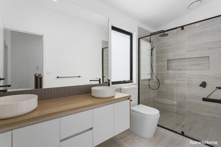 Sleek and Close to the Beach - Photo 4