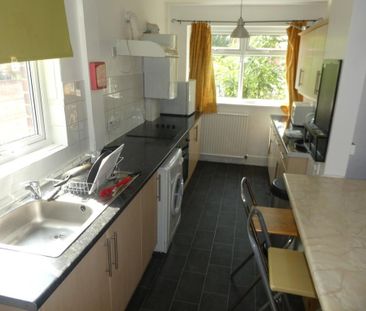 4 bedroom semi-detached house to rent - Photo 5