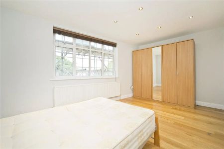 4 bedroom flat in London - Photo 3