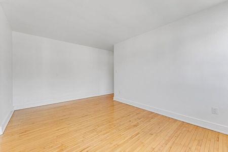 389-401 Yonge Street Apartments - Photo 2