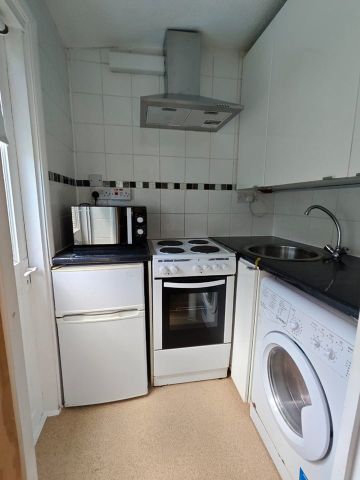 Studio Flat, Leeside Crescent, NW11 - Photo 3