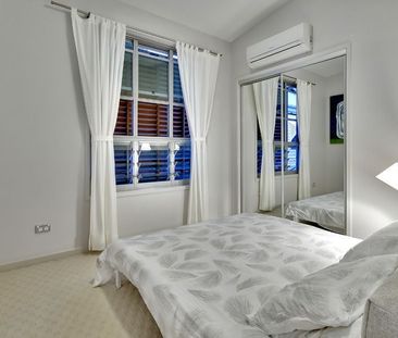 Stylish Two - Level Townhouse in the Heart of New Farm - Photo 3