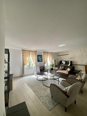 Location Appartement 3 pièces 121m² NIORT 79000 - Photo 2