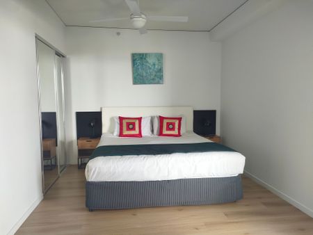 Fully Furnished 1 Bed Apartment - 3 Month Lease Only - Photo 2