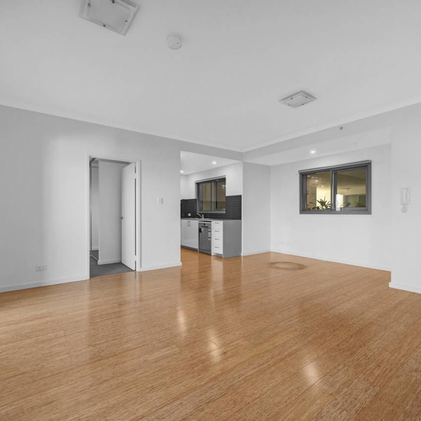 2 BEDROOM BRIGHT APARTMENT - CITY LIVING ! - Photo 1